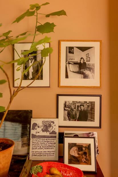 Espacio en la cocina, donde la diseñadora atesora fotos y escritos de su padre y retratos de personajes que la inspiran, como la escritora Joan Didion.