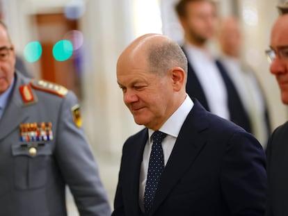 El canciller alemán, Olaf Scholz, entre el ministro de Defensa, Boris Pistorius, (derecha) y el inspector general de la Bundeswehr, Carsten Breuer, durante la conferencia anual del ejército alemán, este viernes en Berlín.