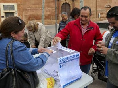 Vecinos de Alcazar de San Juan durante la votación.