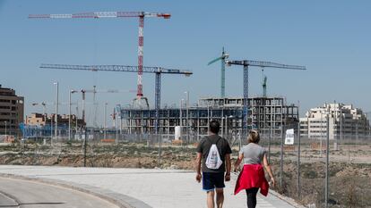 El Cañaveral, Construcción, Gruas.