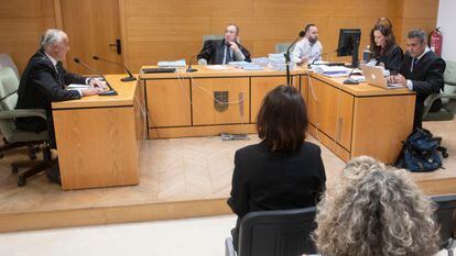El juez Manuel PIñar, al fondo, durante el juicio a Juana Rivas, en junio de 2018.