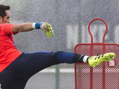 Bravo, durante un entrenamiento del Barcelona. 