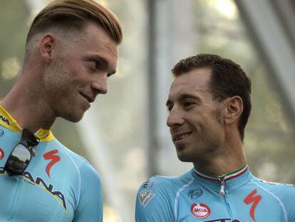 Boom, a la izquierda, y Nibali, durante la presentaci&oacute;n de los equipos del Tour, el jueves.