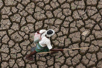 Un pastor camina en el fondo seco del embalse de Himayasagar, en Hyderabad (India), el 3 de mayo pasado.