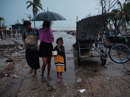 Una familia recorre el barrio Didilandia, en las costas de Bilwi, cabecera departamental del Caribe Norte de Nicaragua el 22 de noviembre de 2020. Esta zona fue una de las más afectadas por Iota.