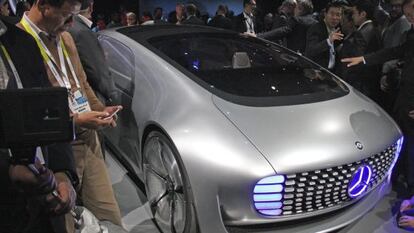 Varios visitantes rodean el coche sin conductor F015 de Daimler en el CES de Las Vegas, en 2019.