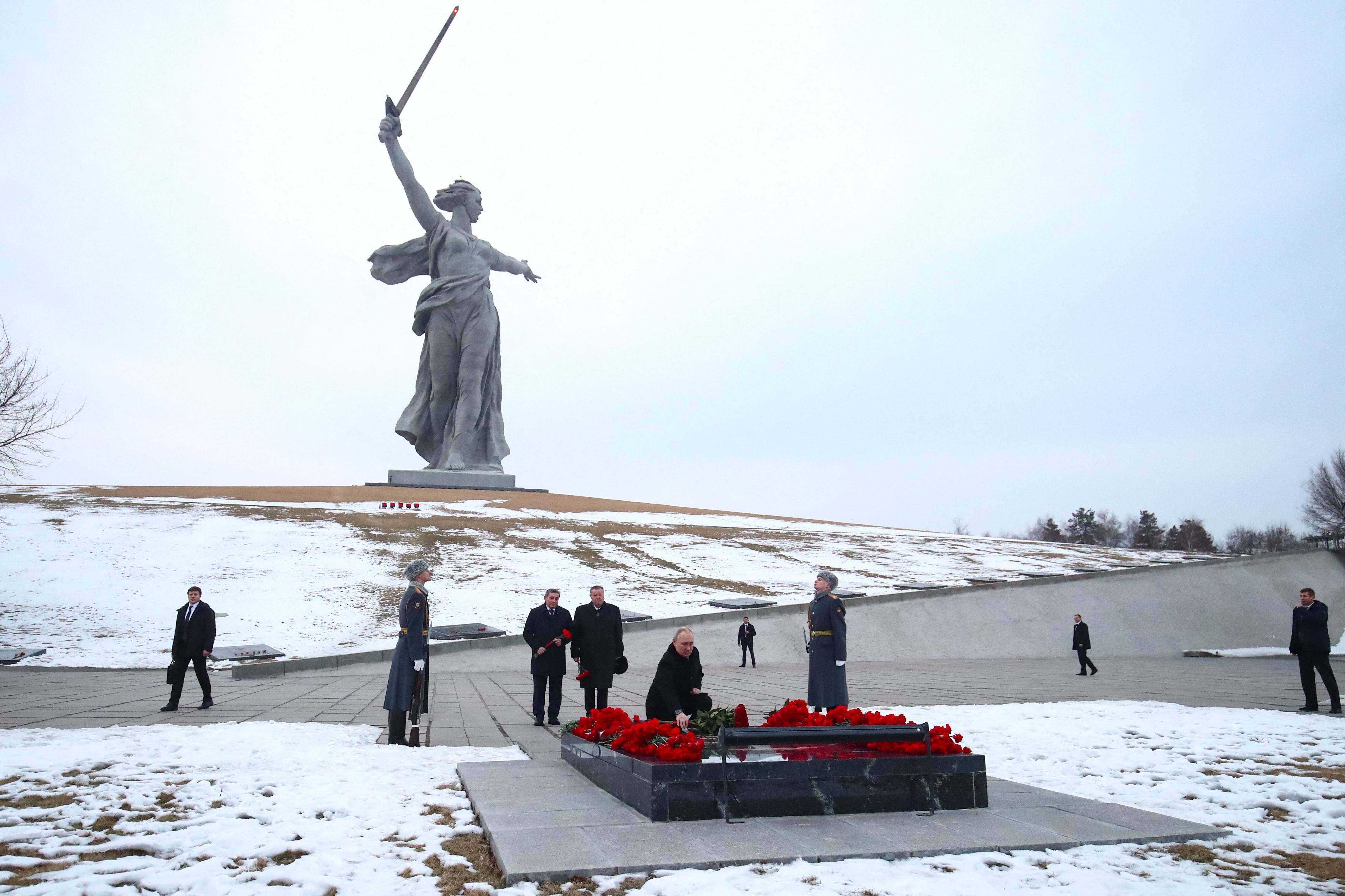  Vladímir Putin visita el monumento a los combatientes de Stalingrado en el 80º aniversario de la batalla. 