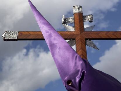 Un nazareno de la Hermandad de la O en Sevilla durante una procesión del Viernes Santo.