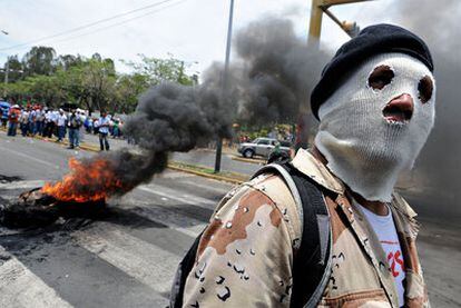 Un simpatizante sandinista participa en una protesta frente a la Asamblea Nacional nicaragüense.