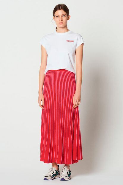 El rojo es la otra alternativa que podemos encontrar entre los clones de esta falda. En la imagen, modelo de Warehouse (64 euros aprox.)
