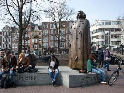 Estatua del pensador Spinoza en Ámsterdam, el pasado mes de abril. 