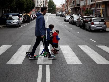 Un adulto con dos niños, este domingo en Madrid.