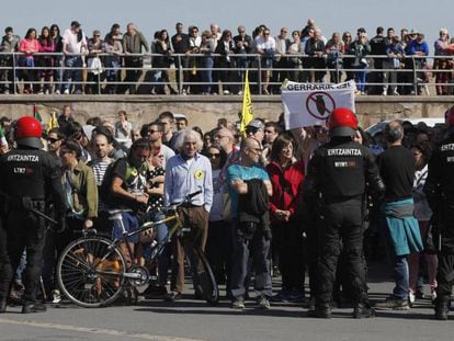 Colectivos antimilitaristas se manifiestan este sábado ante el portaaviones Juan Carlos I, atracado en el puerto de Getxo, Bizkaia.