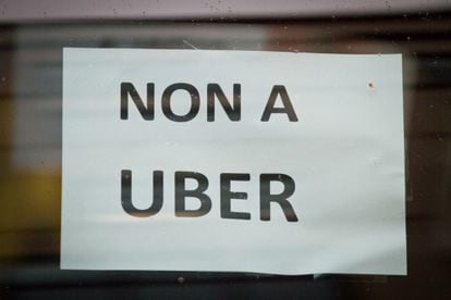 Durante una manifestación de alrededor de mil taxis y choferes en Bruselas (Bélgica), uno lleva en la ventana un letrero que lee "No un Uber", en 2015.