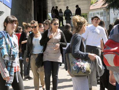 Estudiantes en el campus de la Universidad de Santiago de Compostela.