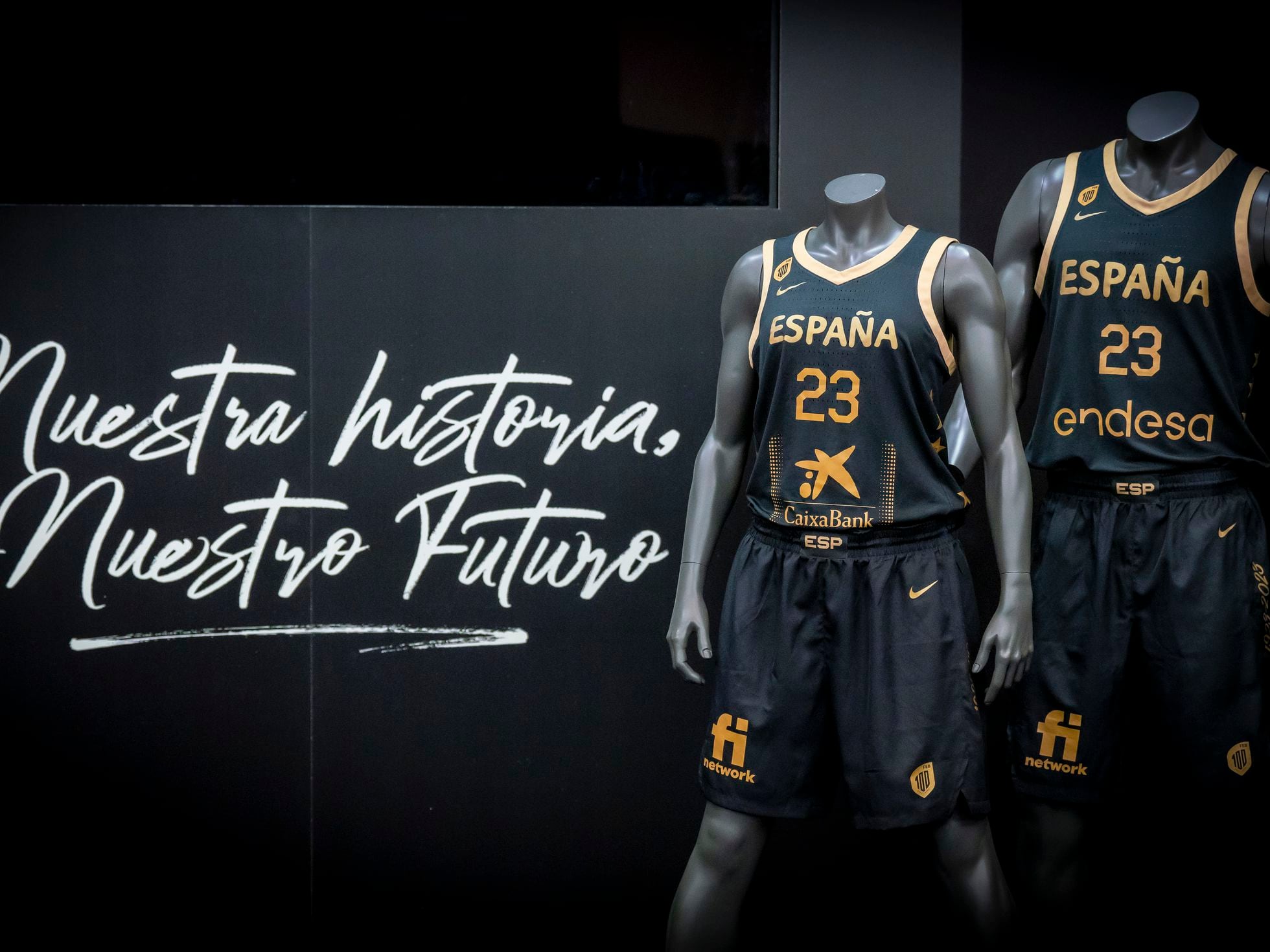 travesura En expansión perecer La selección española de baloncesto presenta la camiseta especial del  centenario | Deportes | EL PAÍS
