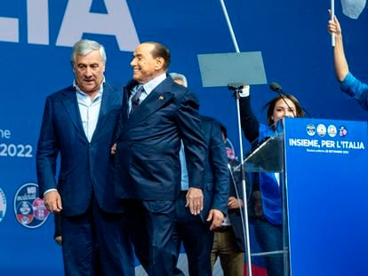 Silvio Berlusconi, líder de Forza Italia, es ayudado a sostenerse por Antonio Tajani, miembro de su partido, tras un mitin durante la campaña del pasado septiembre.