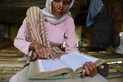Una mujer rohingya lee el Corán en una de las tiendas de campaña en las que todavía viven algunos de los desplazados a quienes no se les han construido mejores edificaciones temporales. Con cada chaparrón, su vivienda se inunda.