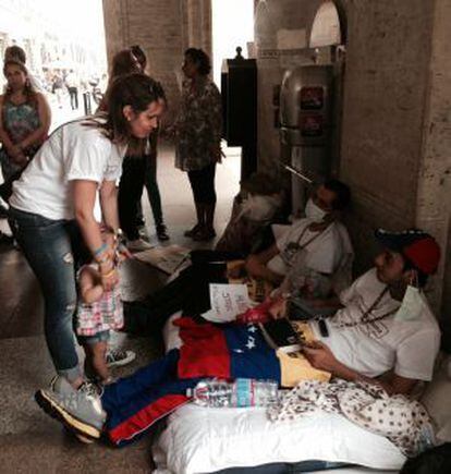 Vanessa Ledezma, hija del opositor, con dos concejales venezolanos en huelga de hambre, el domingo en Roma.