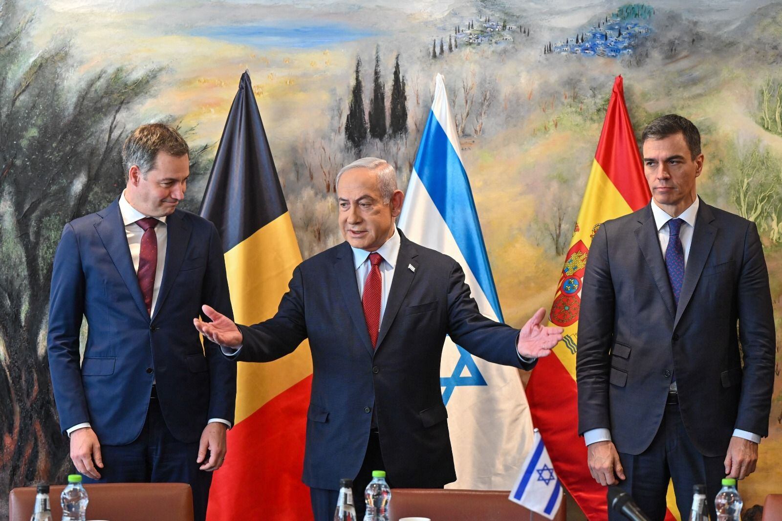 Imagen de la reunión de este jueves de Pedro Sánchez, Benjamín Netanyahu y el primer ministro belga, Alexander de Croo (a la izquierda), en Jerusalén.