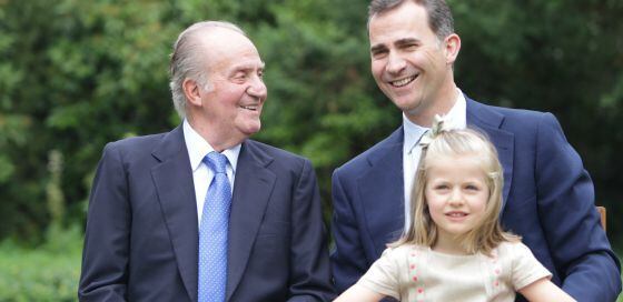Don Juan Carlos, con el príncipe Felipe y la infanta Leonor.