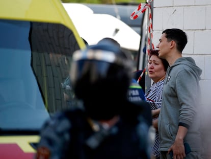 Una mujer junto a los servicios de emergencias tras el tiroteo en el colegio, este martes.