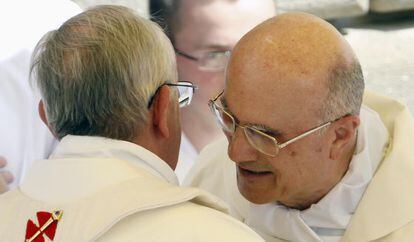 El papa Francisco (izquierda) abraza al cardenal Tarcisio Bertone el 15 de agosto. 