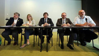 Carles Puigdemont, con diputados de Junts per Catalunya, en Berlín.