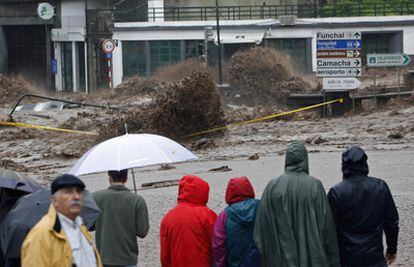 La lluvia intensa y los fuertes vientos azotan la isla desde la madrugada