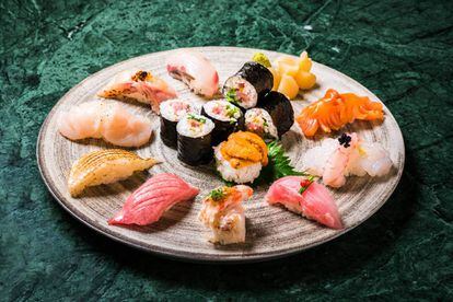 Un plato de 'sushi' con distintas piezas de 'nigiris' y 'maki'.