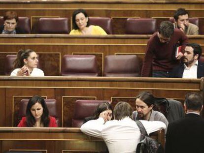 Montero ocupa el asiento en el que estaba el ex número dos, junto al líder de Podemos