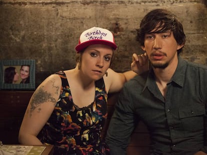 La directora y guionista 'millennial' Lena Dunhan se autoproclamó "la voz de su generación, o al menos, una voz" en su serie 'Girls'. En la imagen, Dunhan con uno de los protagonistas de la serie, Adam Driver.