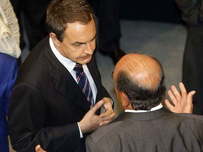 Zapatero conversa con Emilio Botín, presidente del Santander.