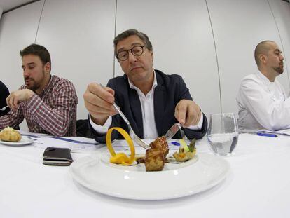 Joan Roca, en el centro, y el resto del jurado prueba uno de los platos del certamen.