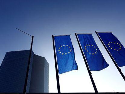 Banderas de la UE frente al edificio del BCE.