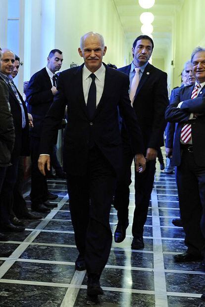 Papandreu camina hacia la reunión de su Gobierno, ayer en Atenas (Grecia).