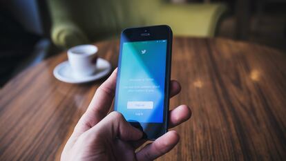 Un usuario abre la aplicación de Twitter en su móvil.