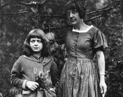 La poeta Marina Tsvetáieva i las eva filla Ariadna Efron, a Praga el 1924.