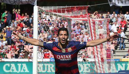 Luis Suárez festeja su segundo gol ante el Granada.
