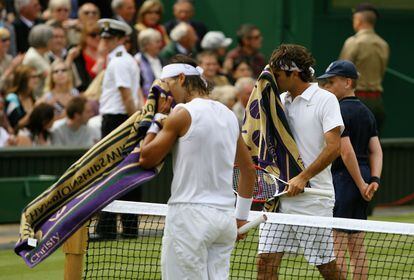 Nadal (a la izquierda) y Federer se secan el sudor durante la final de Wimbledon de 2008. Es considerado el partido del siglo, en el que venció el tenista español.