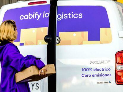 Una empleada de Cabofy introduce un paquete en una furgoneta de la compañía.
