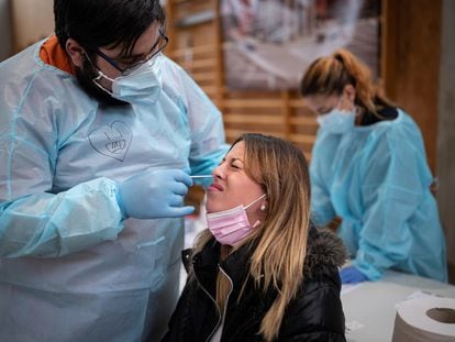 Una joven se somete a un test de antígenos en la Universidad de Alcalá de Henares (Madrid), a finales de enero.