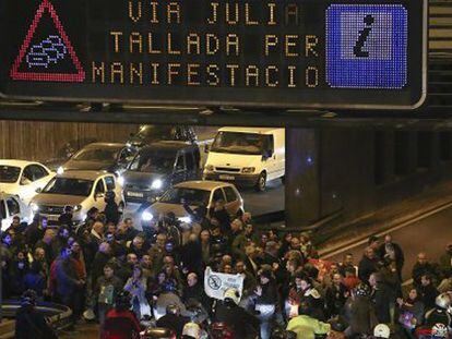Corte de tráfico por las protestas en Barcelona.