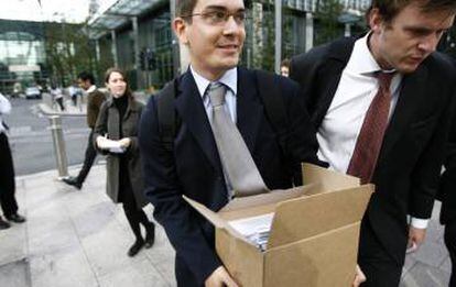 Un empleado de Lehman Brothers abandona la sede del banco el día de su quiebra.