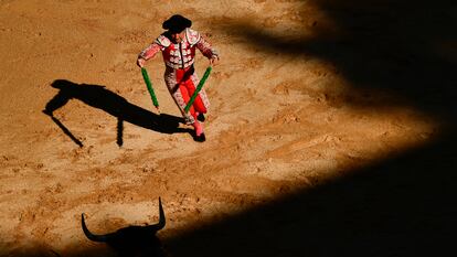 Un banderillero en una corrida en Pamplona, el pasado 8 de julio.