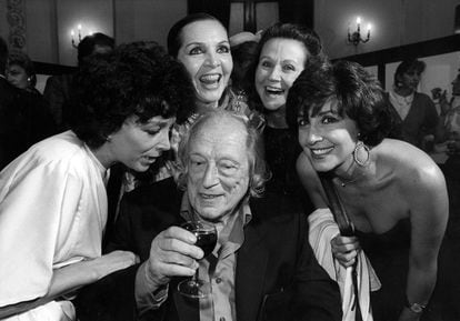 El poeta gaditano Rafael Alberti, con las actrices Esperanza Roy, Sara Montiel, Julieta Serrano y Concha Velasco, en la presentación de la obra 'Golfo de sombras', en 1988.