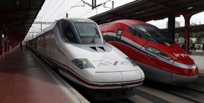 Trenes de alta velocidad de Renfe e Iryo en las estación madrileña de Chamartín.