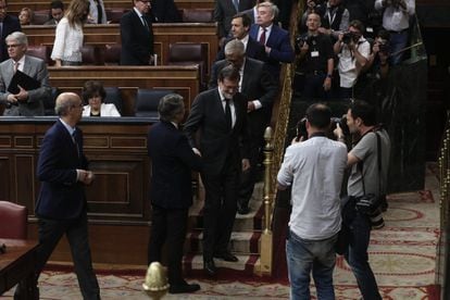 Mariano Rajoy abandona el hemiciclo tras su intervención durante un receso para preparar la votación de la moción de censura. 