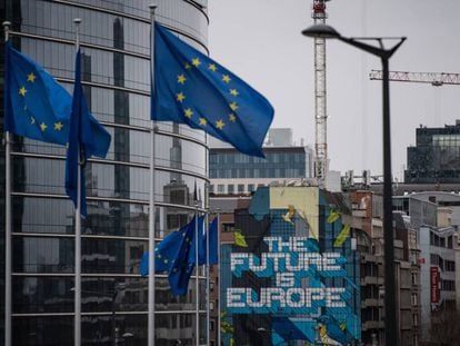 Sede de la Comisión Europea y a su lado, una obra del atista belga NovaDead con un mensaje europeísta para el futuro.