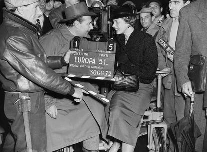 El director Roberto Rosselini dando instrucciones durante el rodaje 'Europa 51' a la actriz Ingrid Bergman. Ambos se casaron en Hollywood en 1950. La actriz cuando vio 'Roma, ciudad abierta' escribió al director italiano diciéndole que le gustaría trabajar con él.